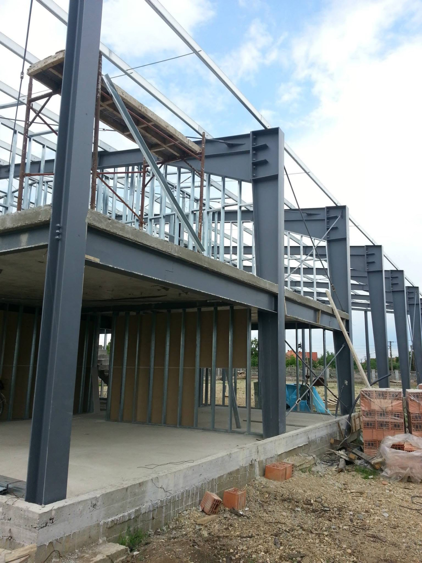 Structură metalică de hală industrială cu planșeu din beton, lucrare Marocico SRL