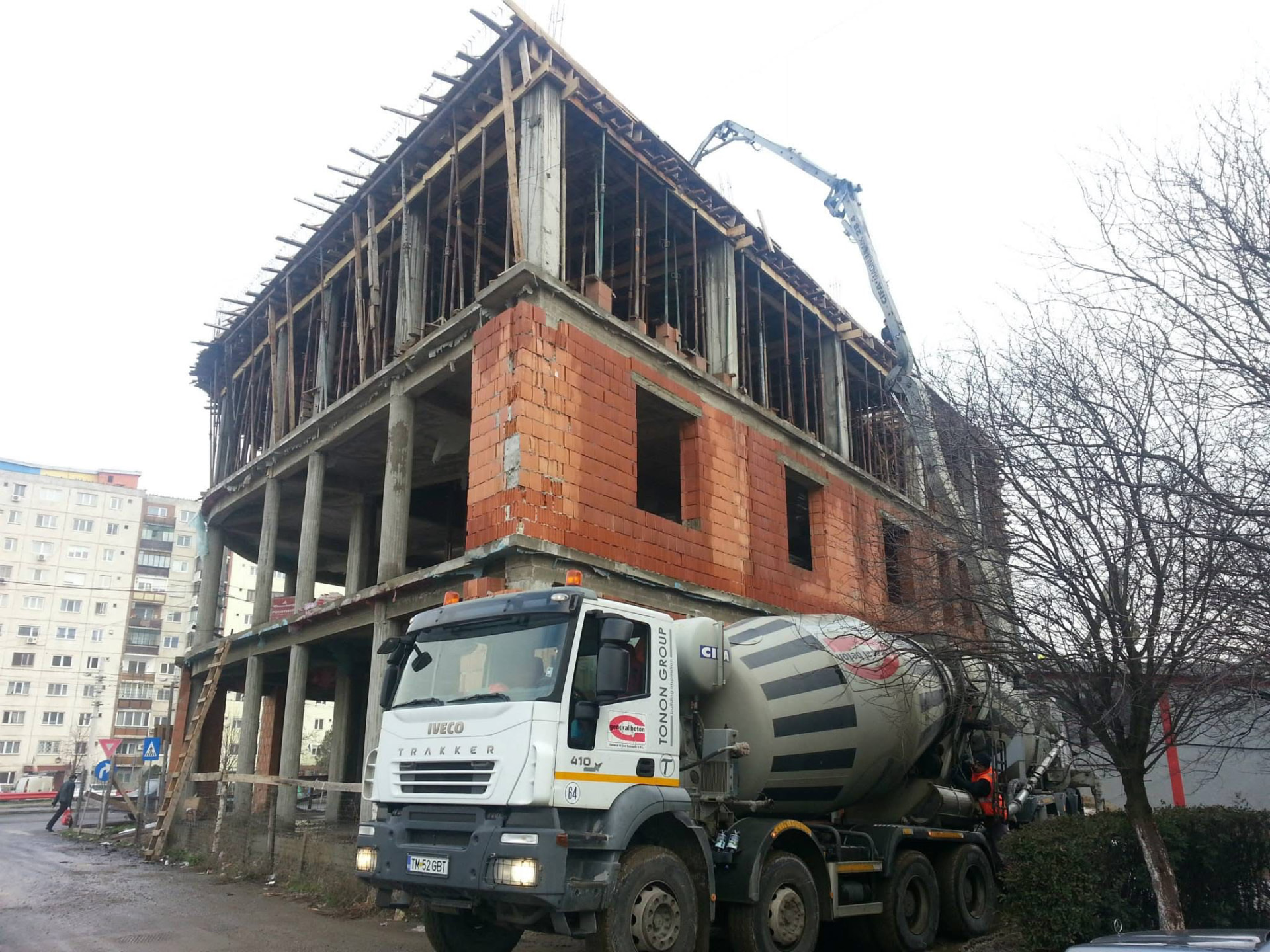 Clădire de birouri în execuție, turnare beton armat pe șantier